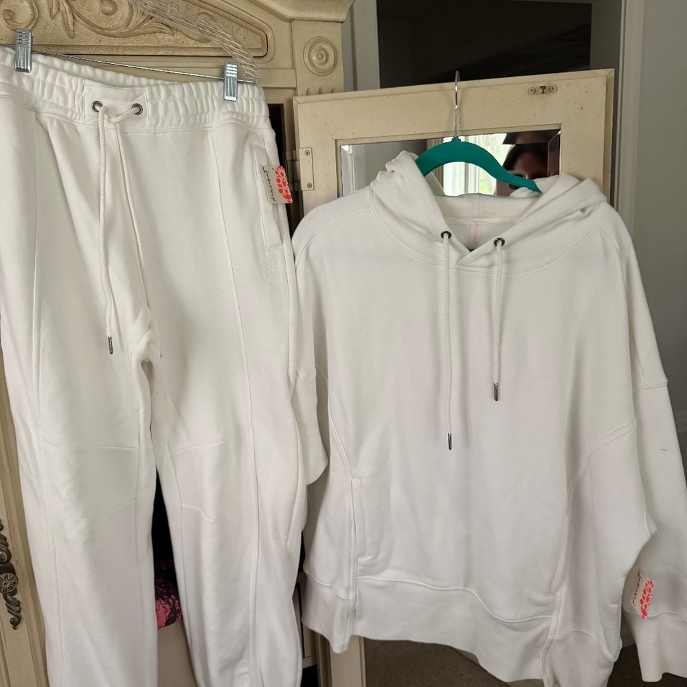 New with tags hoodie and sweatpants set in white by Free People!  Size is small
